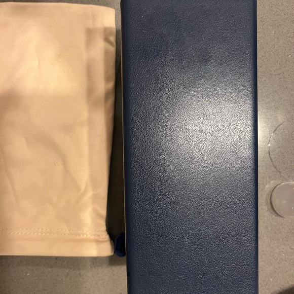 Authentic Louis Vuitton sunglass case and dust bag - Picture 6 of 6